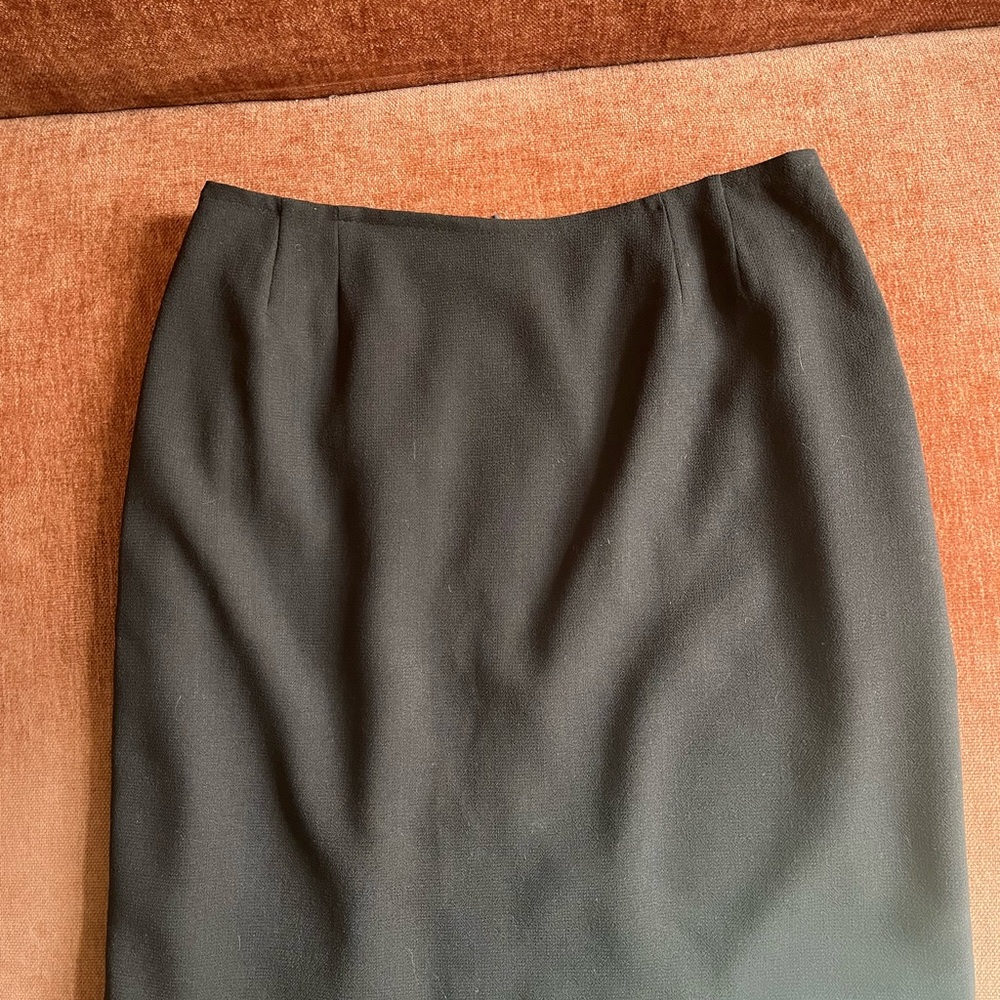 Brown crepe pencil skirt. Altered fits size 6. EUC. Missing labels/tags.